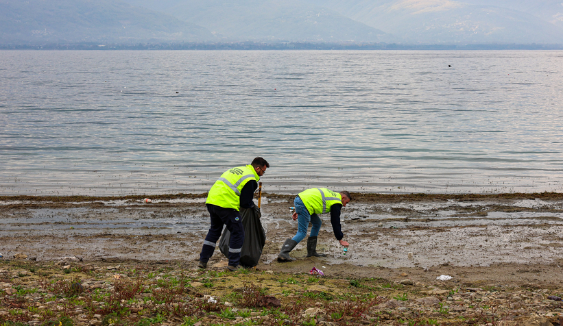 Sapanca Gölü kıyısında temizlik seferberliği
