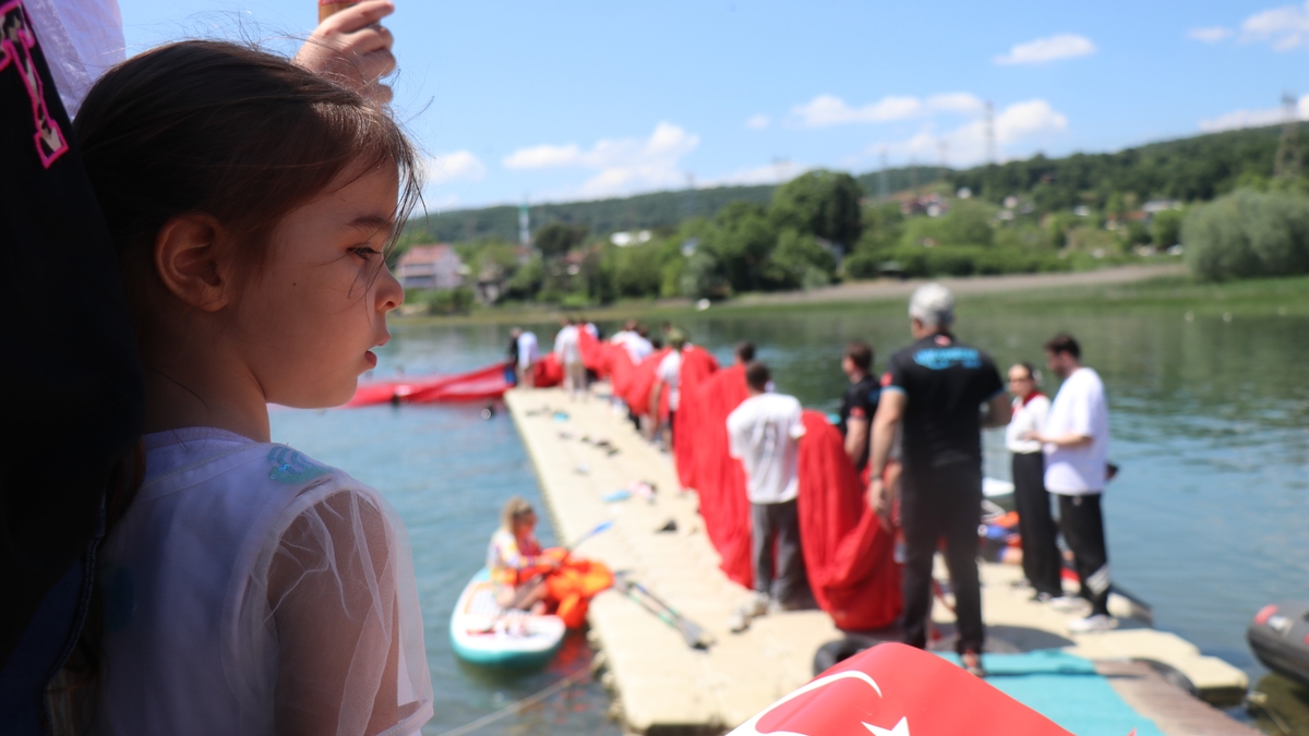 Sapanca Gölü'nde 100 dalgıç bin 923 metrekarelik Türk bayrağı açtı