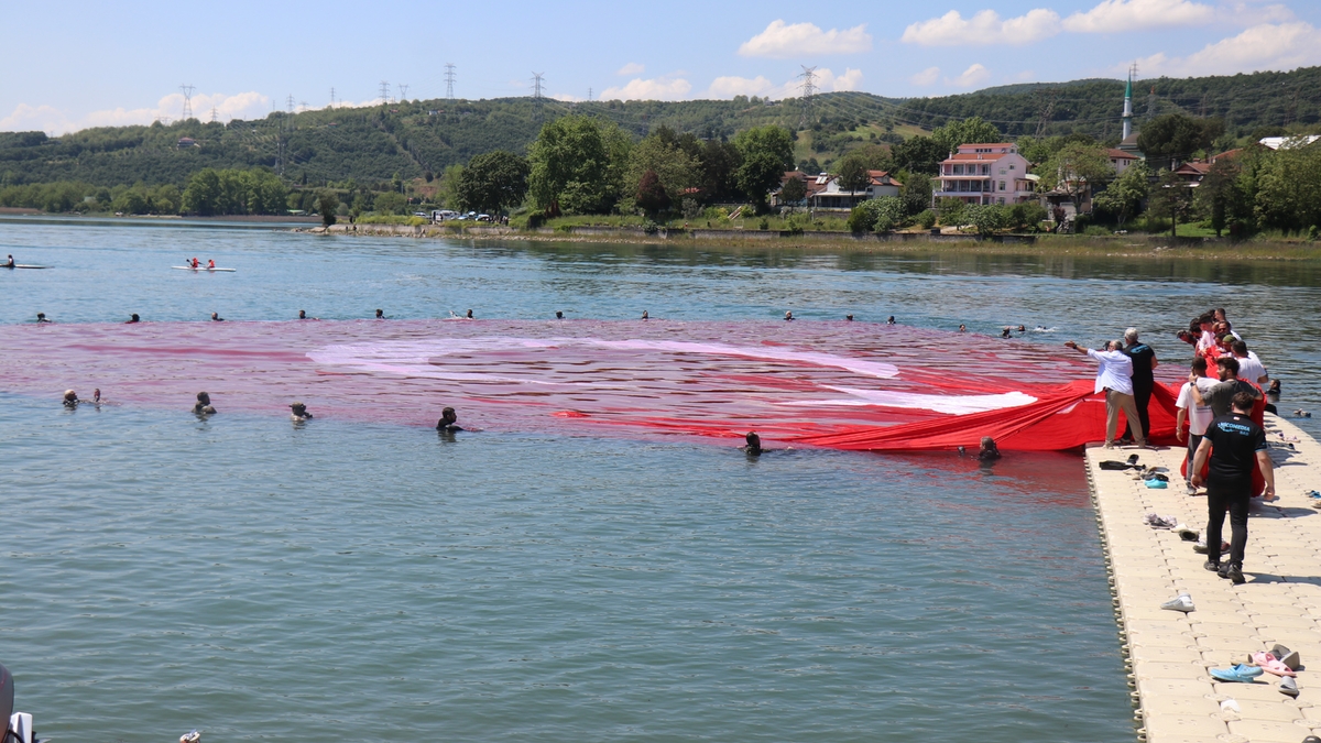 Sapanca Gölü'nde 100 dalgıç bin 923 metrekarelik Türk bayrağı açtı
