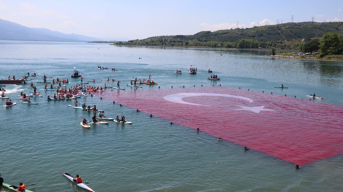 Sapanca Gölü'nde 100 dalgıç bin 923 metrekarelik Türk bayrağı açtı