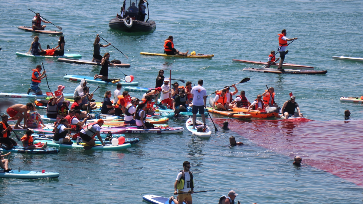 Sapanca Gölü'nde 100 dalgıç bin 923 metrekarelik Türk bayrağı açtı