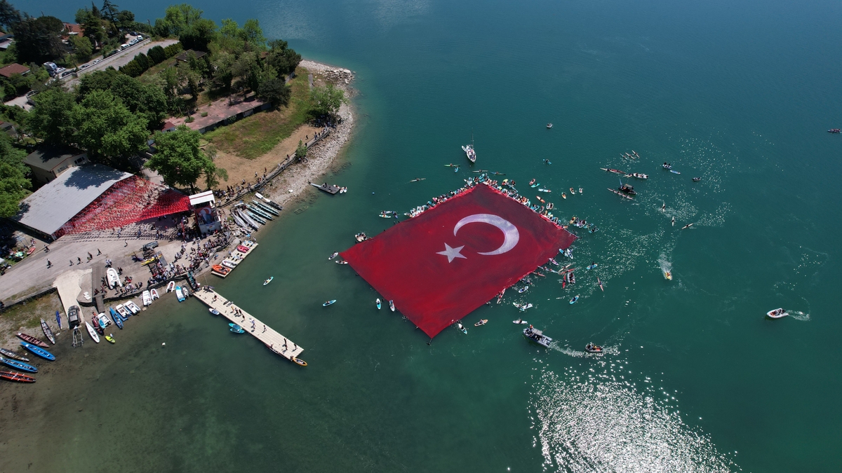 Sapanca Gölü'nde 100 dalgıç bin 923 metrekarelik Türk bayrağı açtı
