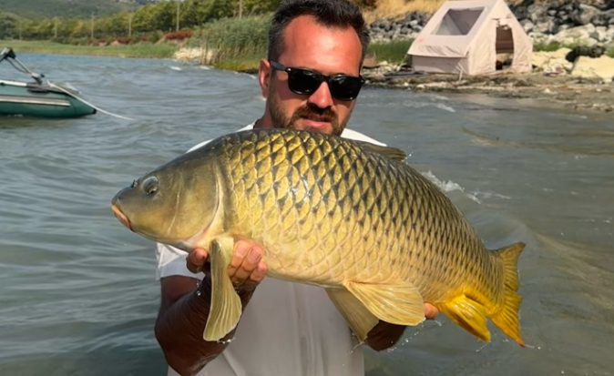 Sapanca Gölü'nde 13 kiloluk sazan yakaladı