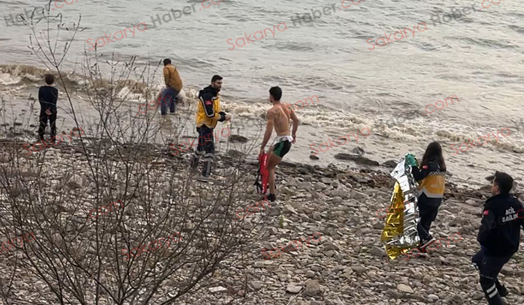 Sapanca Gölü'nde sporcuların kanoları battı: 1 sporcu kayıp
