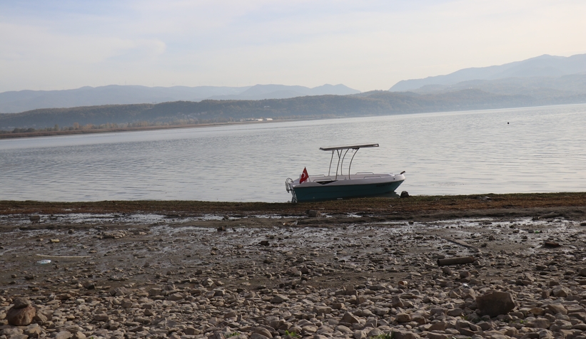 sapanca-golu-ndeki-endiselendiren-kabarciklarin-nedeni-ne-aciklama-geldiy2s0ztfbl3