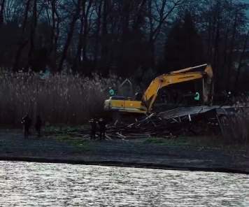 Sapanca Gölü'ndeki kaçak iskeleler böyle yıkıldı