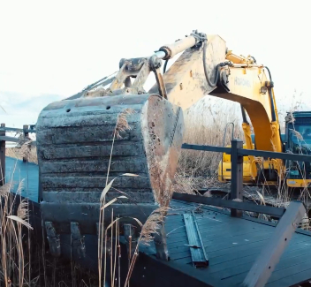 Sapanca Gölü'ndeki kaçak iskeleler böyle yıkıldı