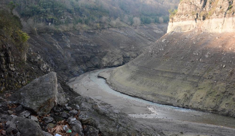 sapanca-golu-nden-su-takviyesi-yapilan-barajda-kuraklik-sinyallerizem0z3fqk1
