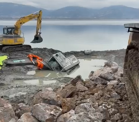 Sapanca Gölü sahilinde ilginç olay: Çamura battı