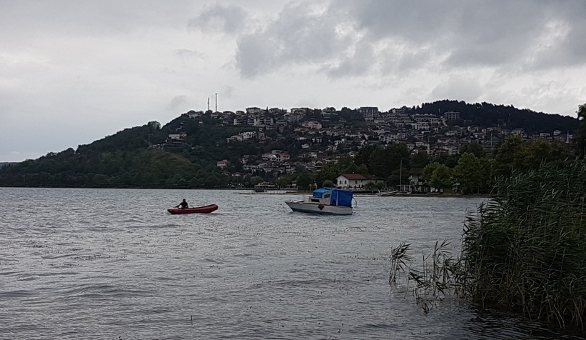 Sapanca Gölü’nde teknede mahsur kalan 3 kişi kurtarıldı