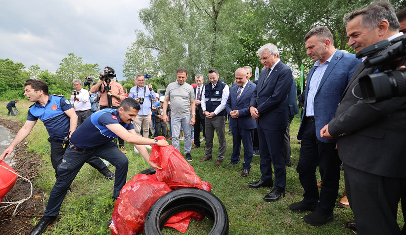 Sapanca Gölü’nden çıkan atıklar görenleri şaşırttı