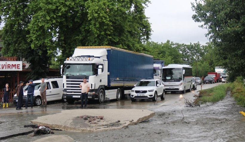 Sapanca-Kartepe yolu ulaşıma kapandı