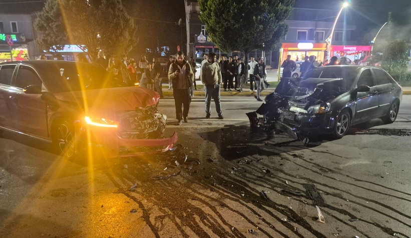 sapanca-kartepe-yolunda-iki-otomobilin-kafa-kafaya-carpismasi-sonucu-2-kisi-yaralandibxnhtkzru2