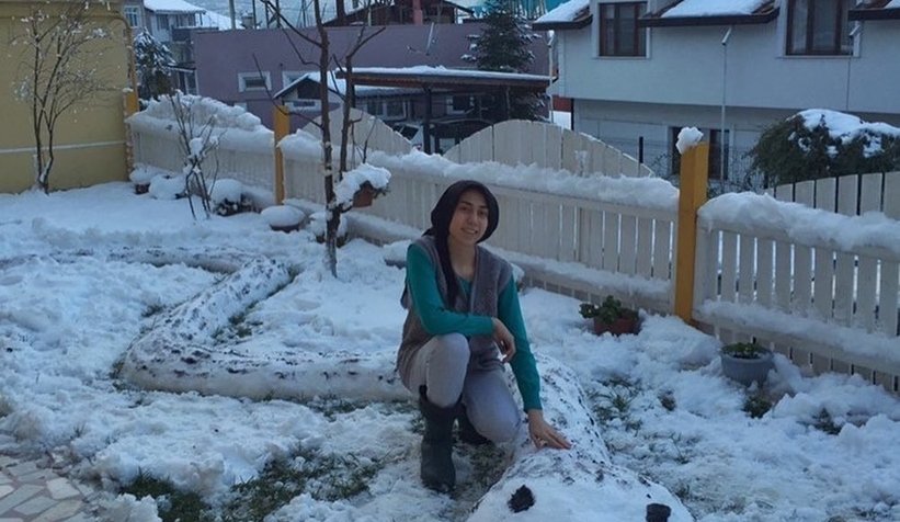 Sapancalı kadın evinin bahçesine kardan yılan yaptı