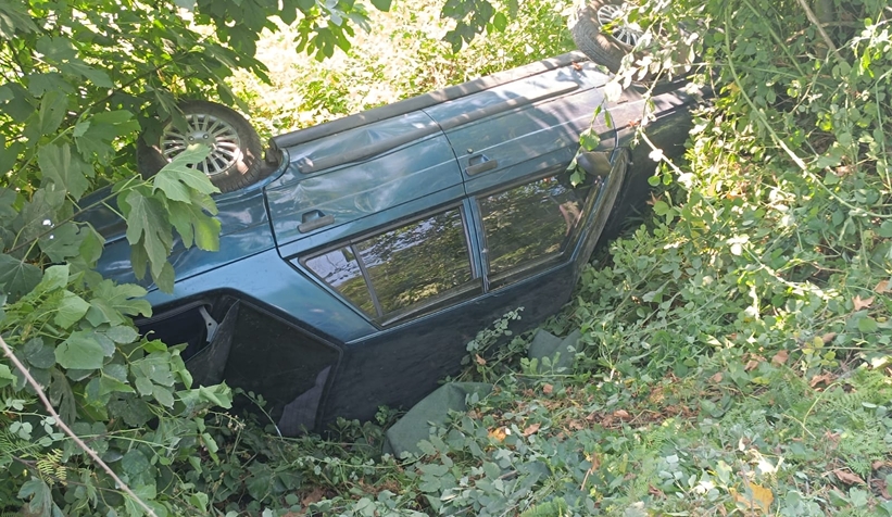 Şarampole uçan otomobil sürücüsü yaralandı