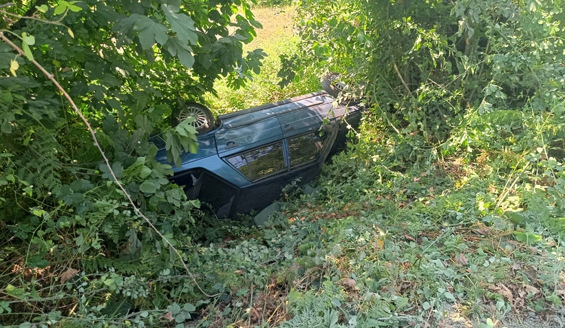 Şarampole uçan otomobil sürücüsü yaralandı