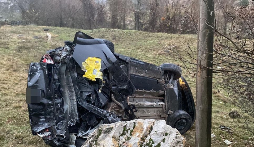 Şarampole yuvarlanan otomobil hurdaya döndü