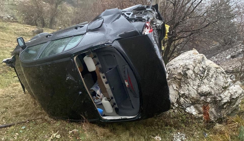 Şarampole yuvarlanan otomobil hurdaya döndü