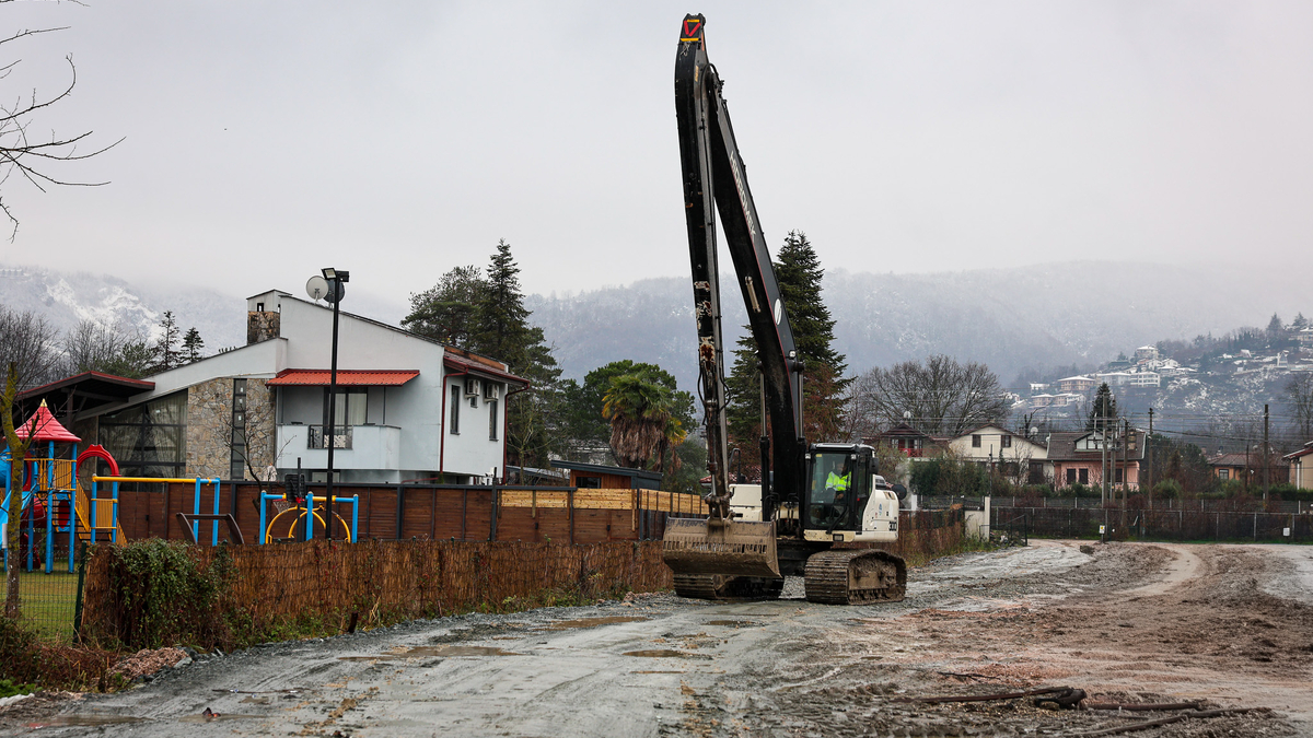 SASKİ harekete geçti; Sapanca Gölü kıyısındaki kaçak yapılar yıkılıyor