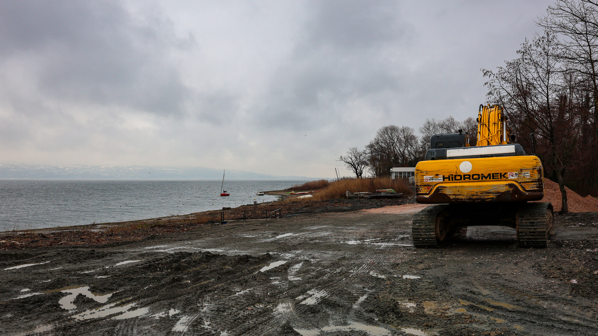 SASKİ harekete geçti; Sapanca Gölü kıyısındaki kaçak yapılar yıkılıyor