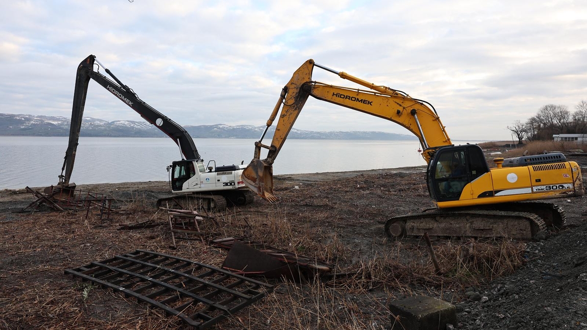 SASKİ harekete geçti; Sapanca Gölü kıyısındaki kaçak yapılar yıkılıyor