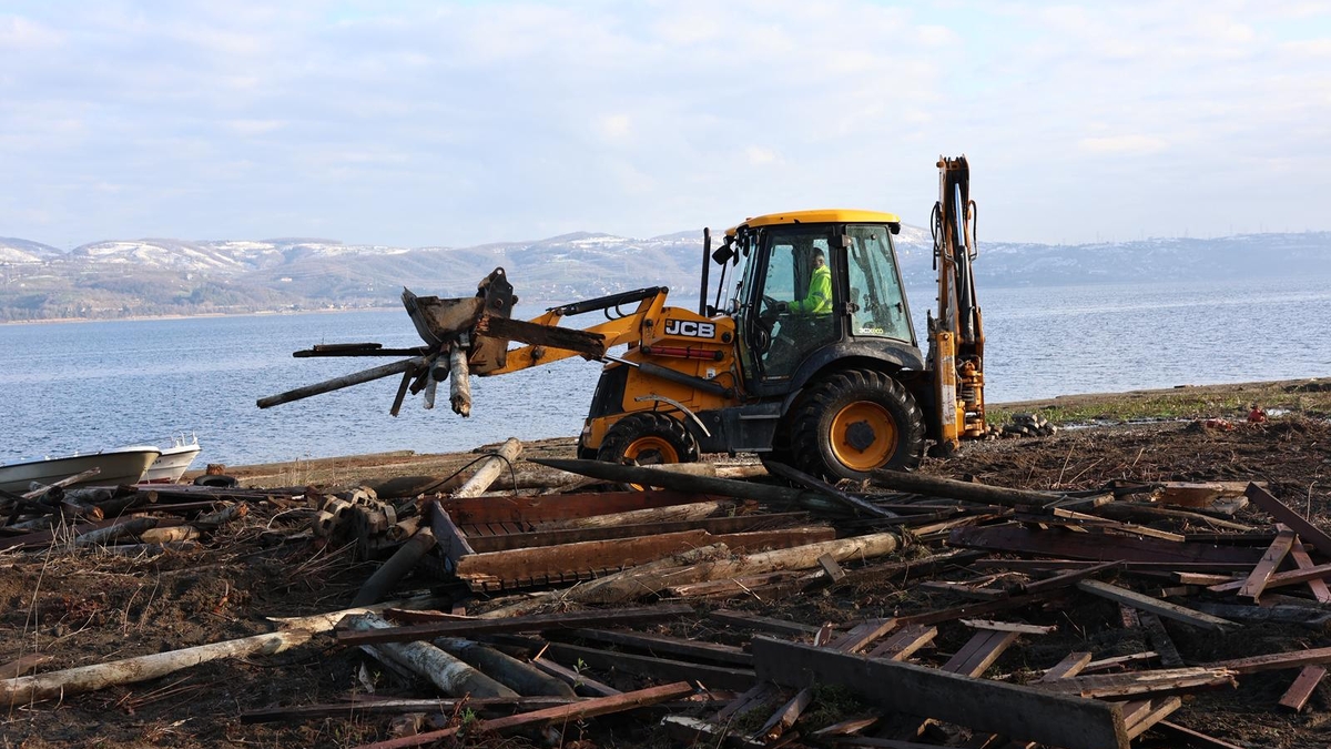 SASKİ harekete geçti; Sapanca Gölü kıyısındaki kaçak yapılar yıkılıyor