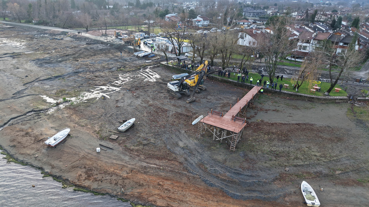 SASKİ harekete geçti; Sapanca Gölü kıyısındaki kaçak yapılar yıkılıyor