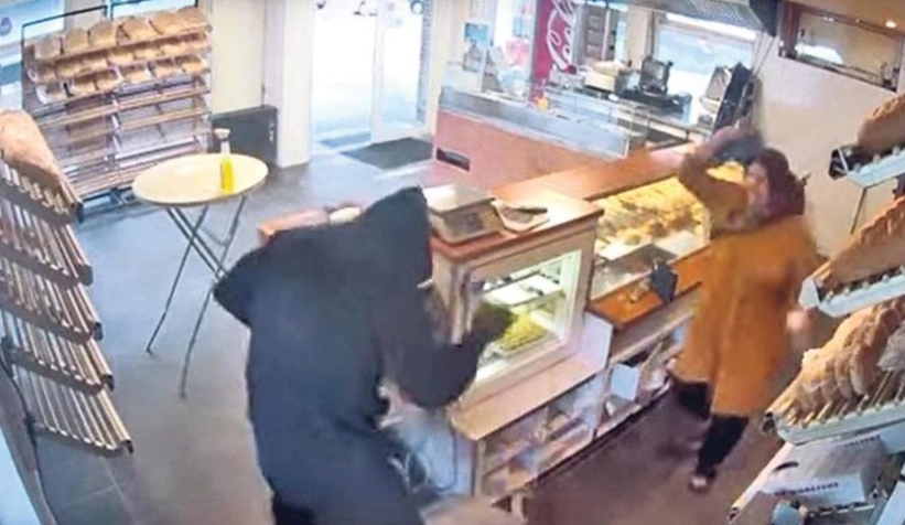 Satırlı soyguncuya toz beziyle müdahale etti