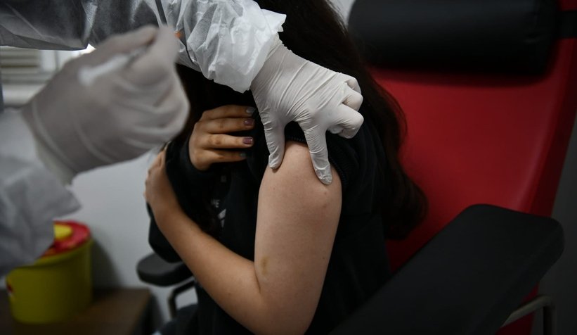 SAÜ’de aşı ve test noktası kuruldu