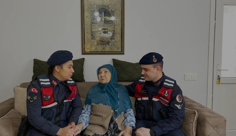 Şaziye nine ördüğü çorapları Mehmetçiğe gönderdi