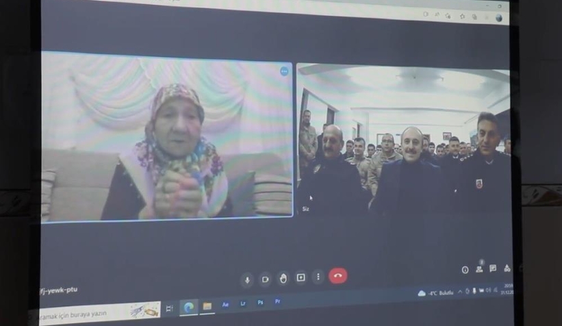 Şaziye nine ördüğü çorapları Mehmetçiğe gönderdi