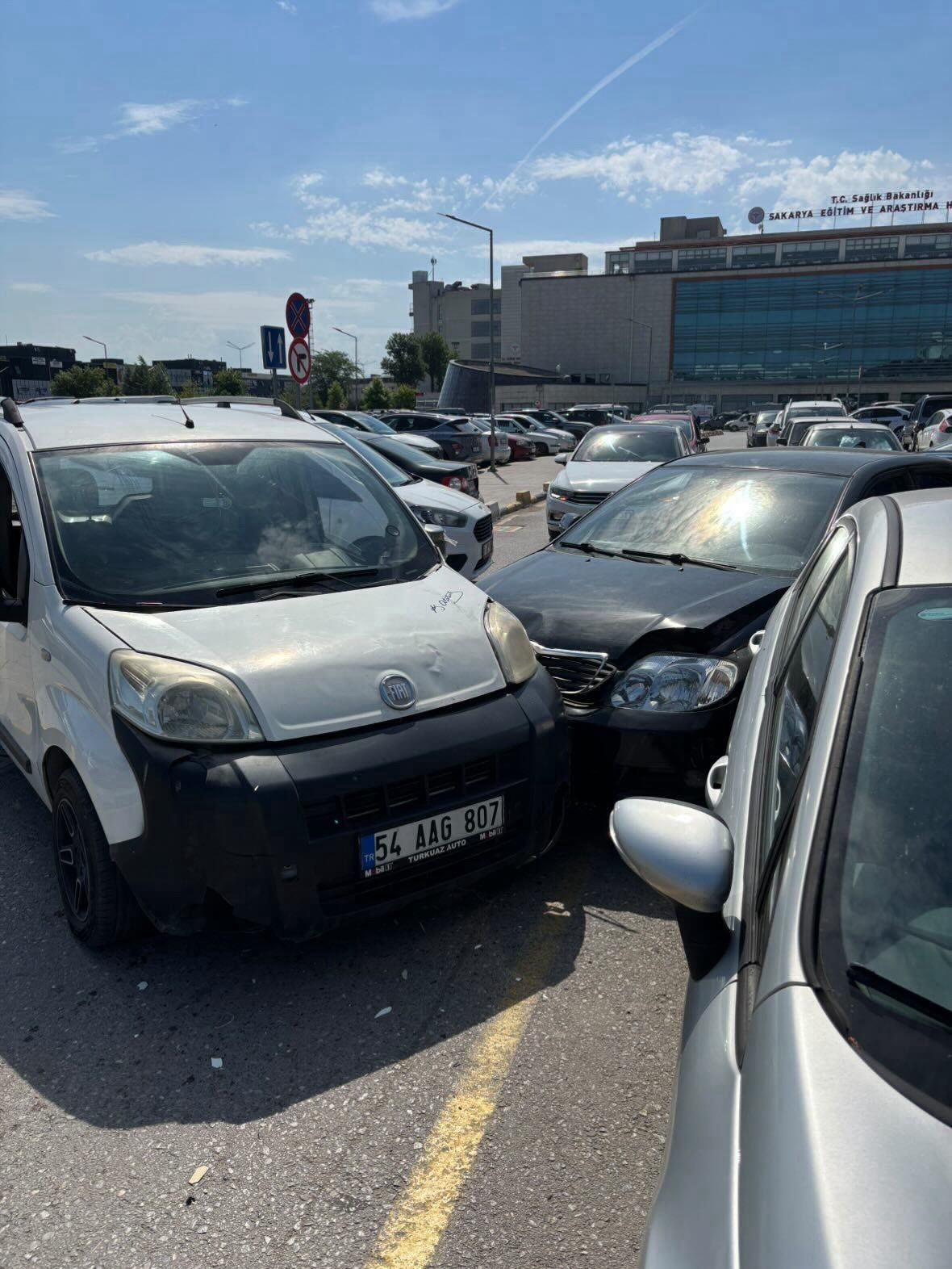 SEAH Otoparkında Kafa Kafaya Çarpışma: Maddi Hasarlı Kaza