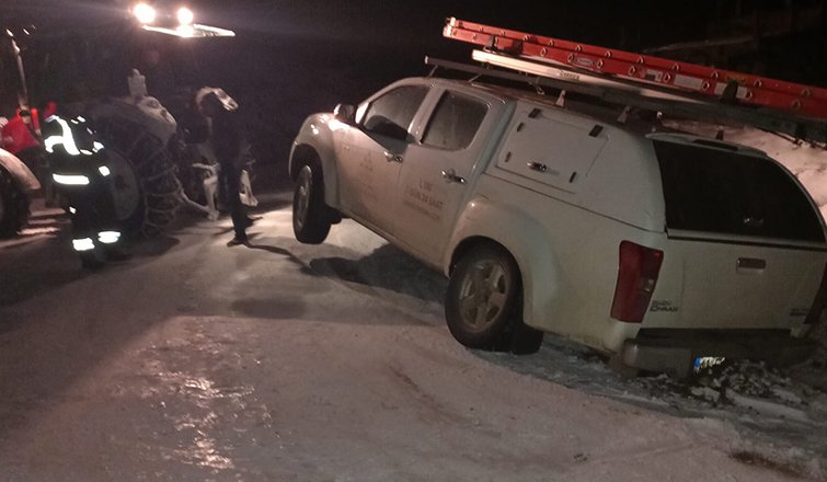  SEDAŞ ekibinin aracı buzda kaydı, ekip ölümden döndü