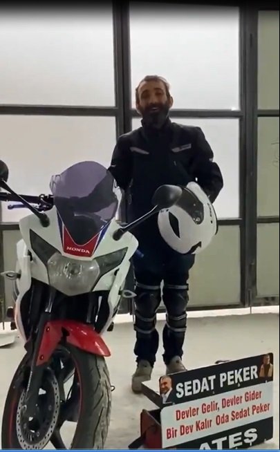 sedat-peker-akyazili-hayranina-motosiklet-hediye-ettiqnnvcu4xnd