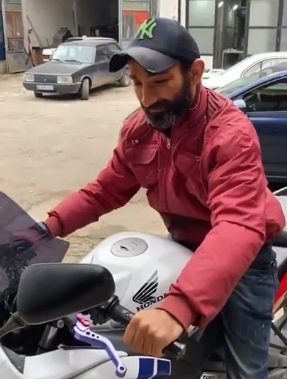 sedat-peker-akyazili-hayranina-motosiklet-hediye-ettiqnnvcu4xnd