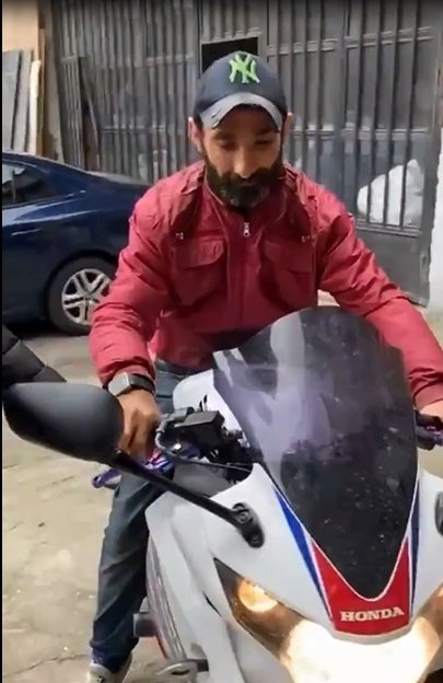 sedat-peker-akyazili-hayranina-motosiklet-hediye-ettiqnnvcu4xnd