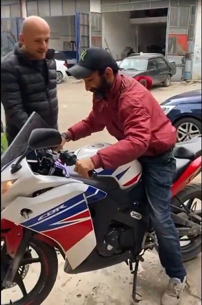 sedat-peker-akyazili-hayranina-motosiklet-hediye-ettiqnnvcu4xnd