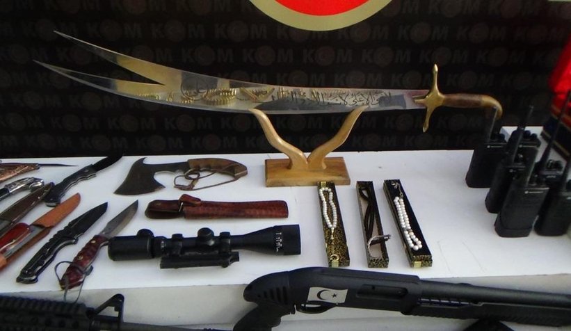 sedat-peker-operasyonunda-ele-gecenler-sergilendivfhycwy2un