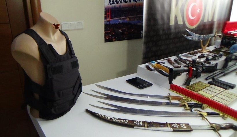 sedat-peker-operasyonunda-ele-gecenler-sergilendivfhycwy2un