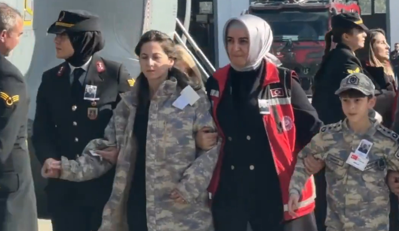 Şehidimiz Akın Karakuş'un naaşını çocukları üniforma ile karşıladı