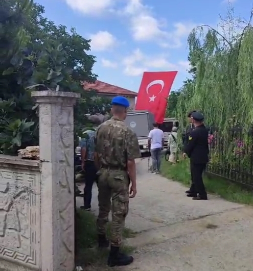 Şehidimizin baba ocağına Türk Bayrağı asıldı