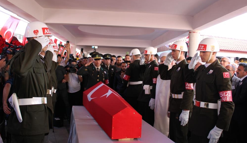 sehidin-fotografini-kiz-kardesi-tasidiru5wowhxak