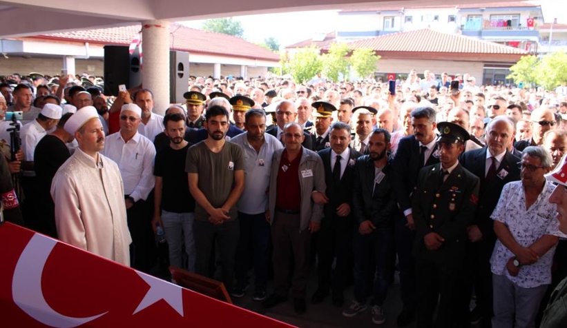 sehidin-fotografini-kiz-kardesi-tasidiru5wowhxak