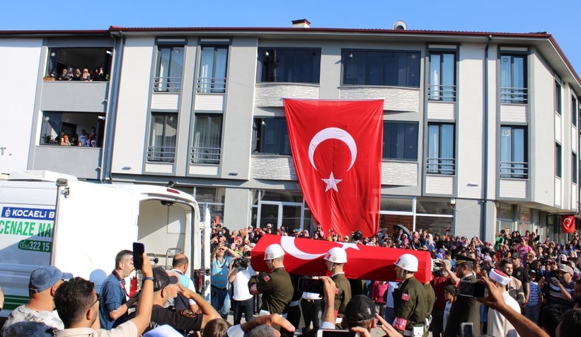 sehidin-fotografini-kiz-kardesi-tasidiru5wowhxak