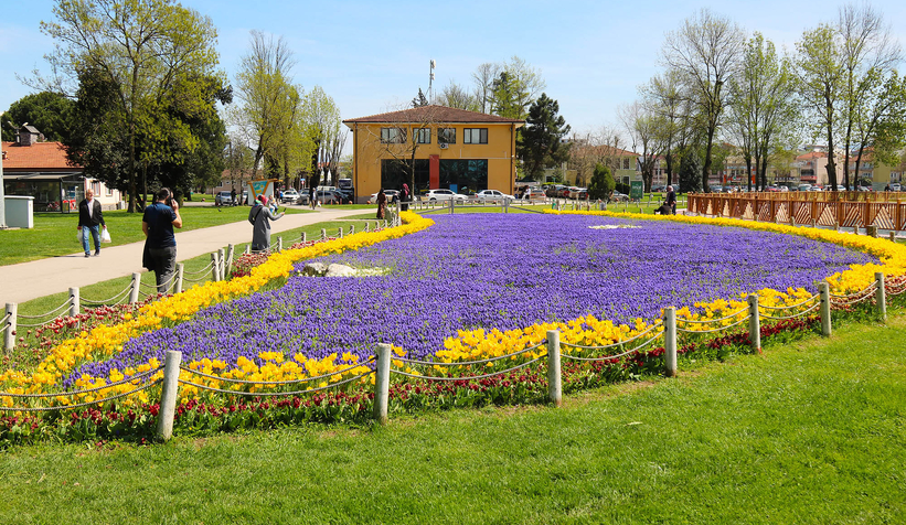 Şehir çiçeklerle bayrama hazırlandı