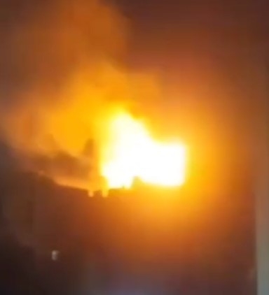 Şehir merkezinde apartmanın çatısı yandı