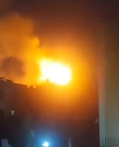 Şehir merkezinde apartmanın çatısı yandı