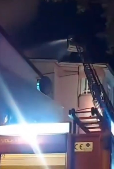 Şehir merkezinde apartmanın çatısı yandı