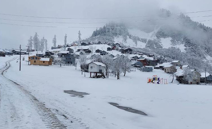Şehir merkezinde güneş zirvede kar