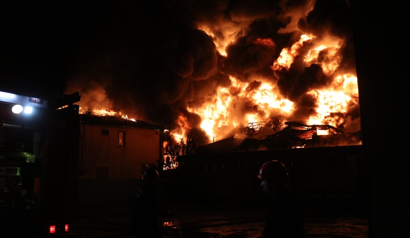 Şehirde büyük yangın, 4 saatte söndürülebildi